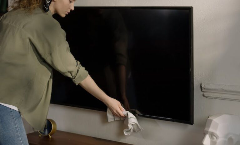 limpiar la pantalla del televisor es algo que se debería hacer regularmente para mejorar la experiencia de visionado