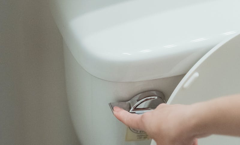 La limpieza y desinfección del WC en lugares críticos debe realizarse a conciencia