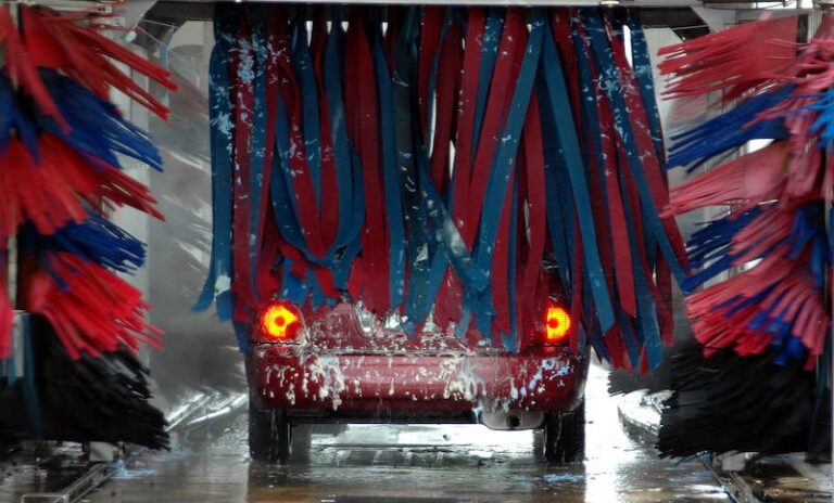 Limpiar los vehículos en boxes de lavado hace que tu coche que mucho mejor