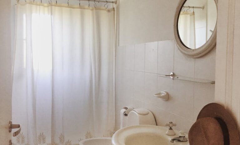 Limpiar la cortina de la ducha en un establecimiento hostelero es una prueba de calidad