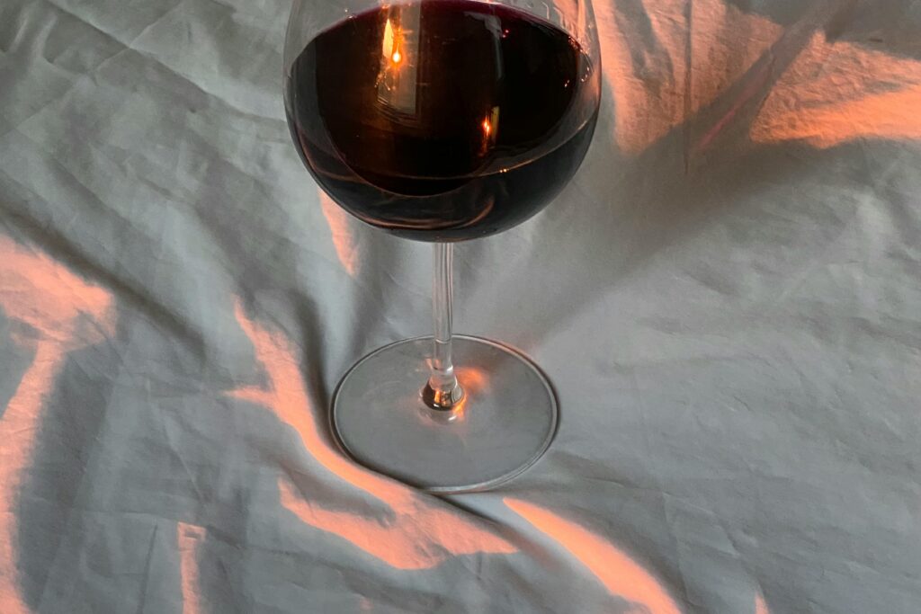 Quitar una mancha de vino de un mantel requerirá limpiadores enzimáticos