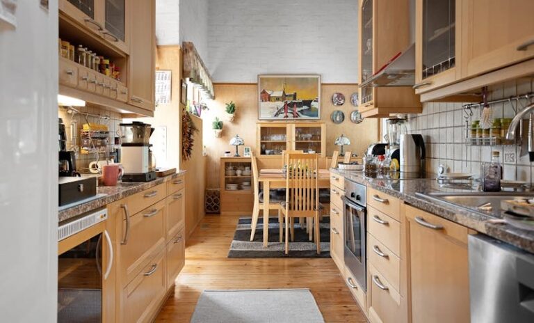 La mejor manera de limpiar los muebles de la cocina es organizarse y usar productos profesionales